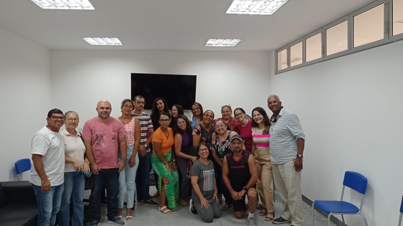 Professores e alunos do Colégio Estadual Misael Aguilar que funciona no Complexo Paulo José paralisam atividades por falta de estrutura para realização das aulas