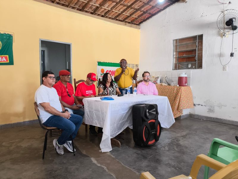 Assembleia realizada pelo Núcleo da APLB Sindicato em Sobradinho reúne trabalhadores em educação para troca de informações e esclarecimentos com assessoria jurídica